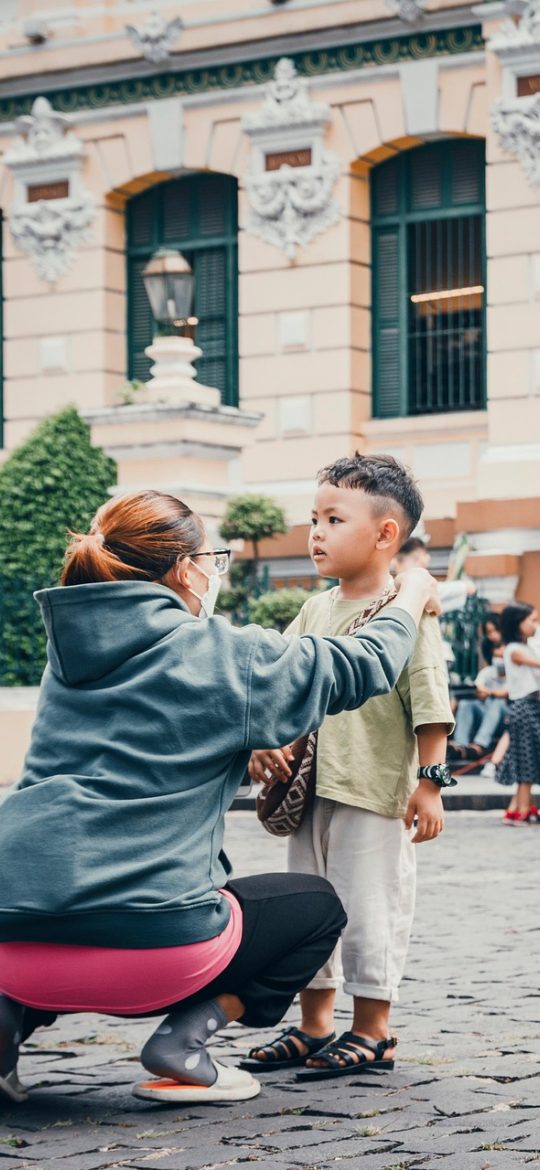 小学学科网 App 家长端学情简报页，用图表展示本周练习完成量与各知识点正确率
